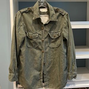 Awesome army green Current/Elliot long sleeve workshirt/button down. Size small.